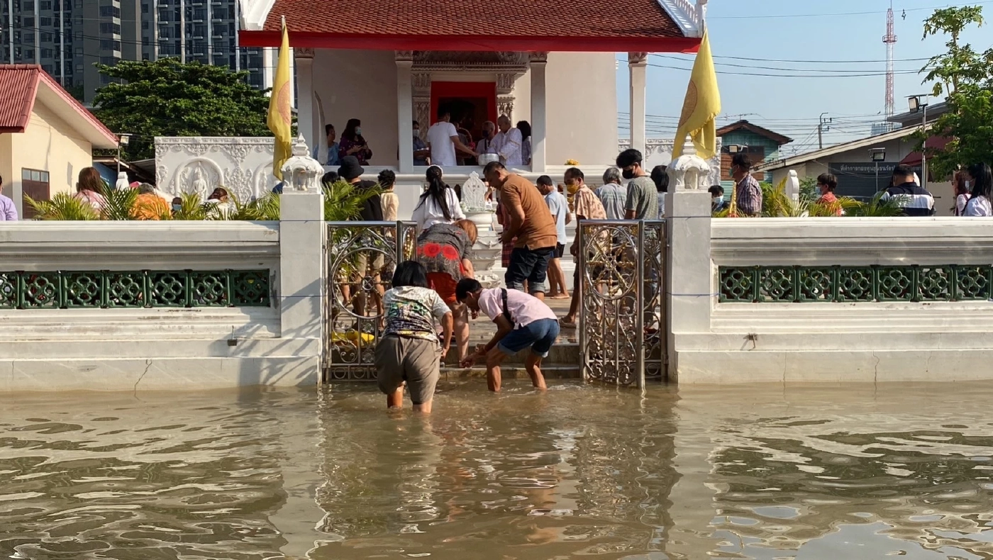 ไม่สนน้ำท่วม! พ่อแม่นำนาค จูงลูกเข้าโบสถ์บวชพระด้วยศรัทธา