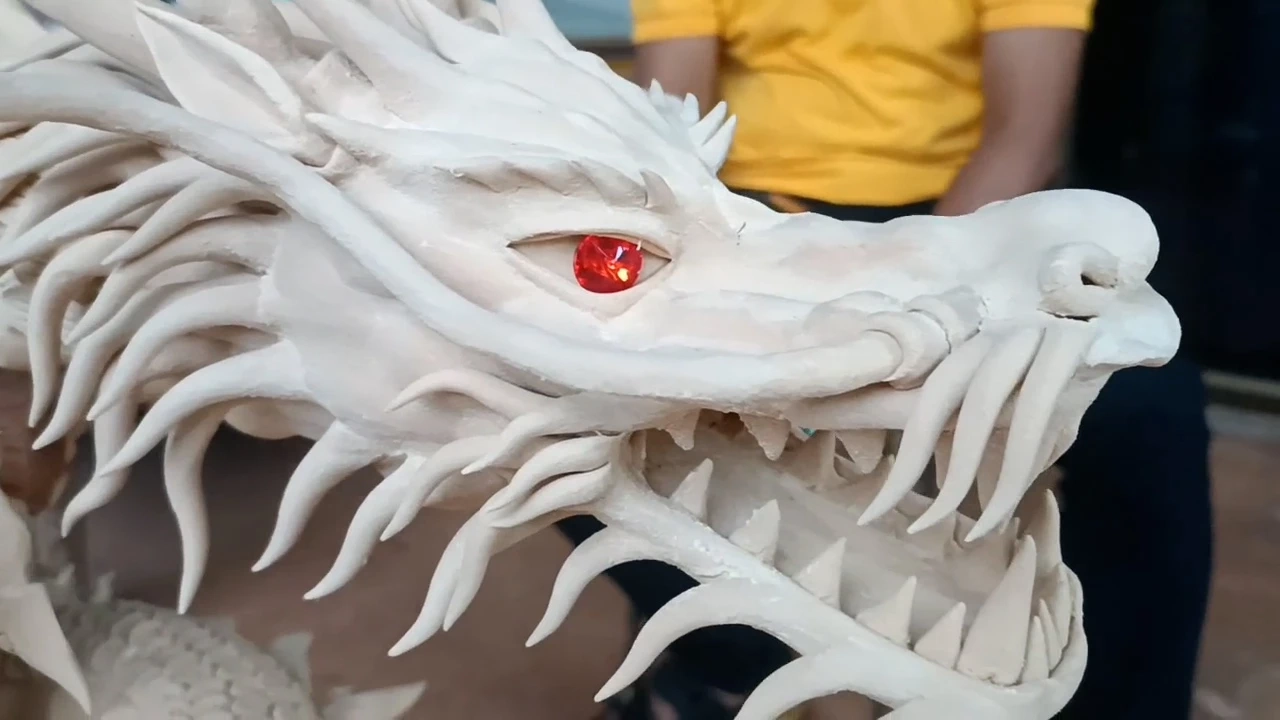 เกษตรกรยอดฝีมือ ปั้นมังกรจากฝุ่นขี้เลื่อย สร้างรายได้เสริมหลักแสน