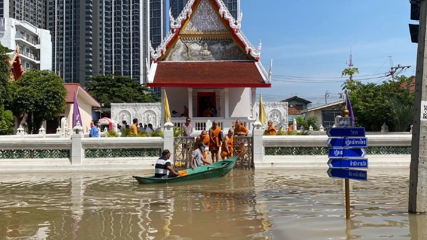 ไม่สนน้ำท่วม! พ่อแม่นำนาค จูงลูกเข้าโบสถ์บวชพระด้วยศรัทธา