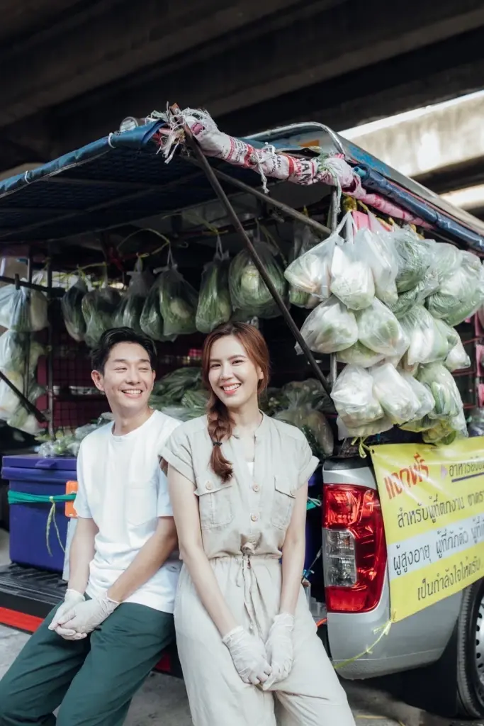 คู่รักคนบันเทิง "บอย-เจี๊ยบ" ลงพื้นที่มอบของช่วยเหลือผู้ประสบภัยน้ำท่วม