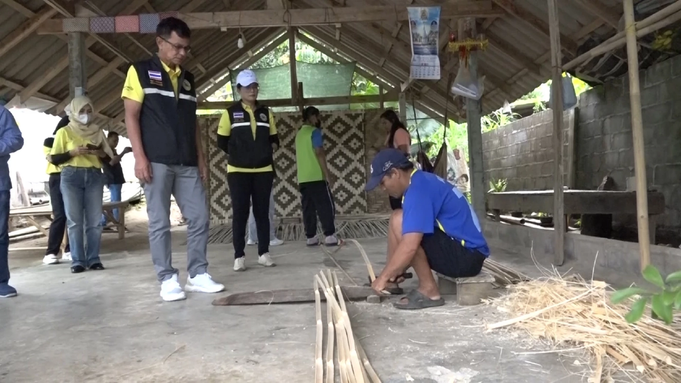 ชาวสวนยาง ผันตัวทำ “ฝาสานไม้ไผ่” สร้างเงินแสน