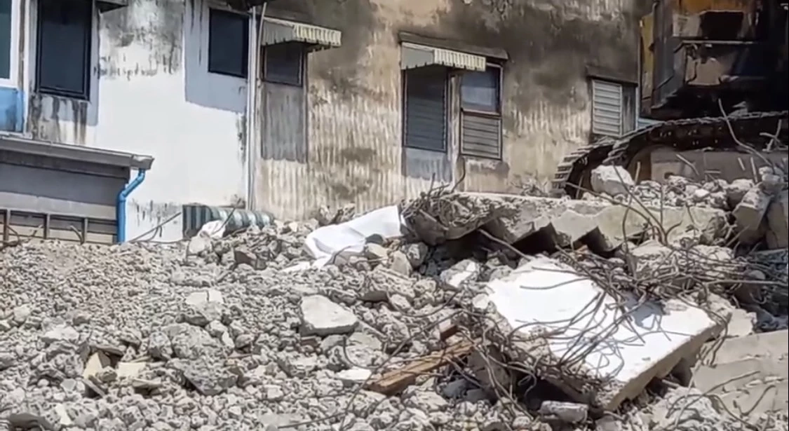 เพิ่งทำงานวันแรก! แผ่นผนังคอนกรีตล้มทับคนงาน ดับสลด