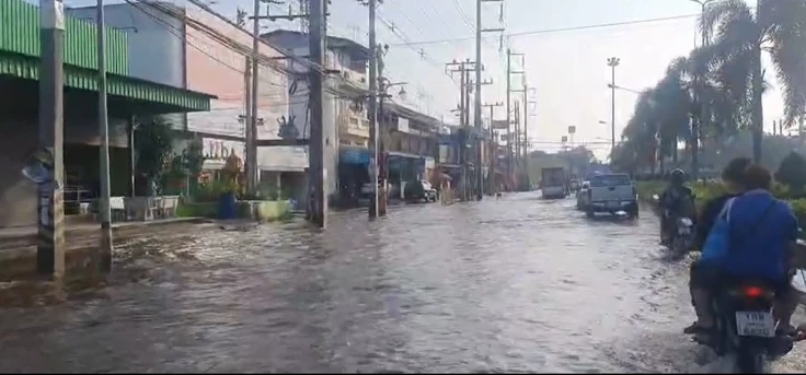 นครปฐมท่วมแล้วทั้ง 7 อำเภอ ปภ.เตือน อาจมีน้ำเพิ่มขึ้น 30 เซนติเมตร