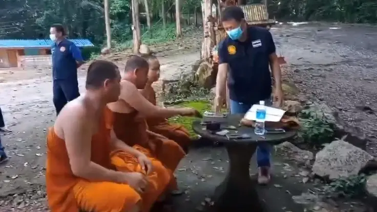 นอภ.แกลง บุกรวบ 5 พระเขมรจอมแสบ พี้ยา - บิณฑบาตรับแต่เงิน วิ่งหนีจีวรปลิว
