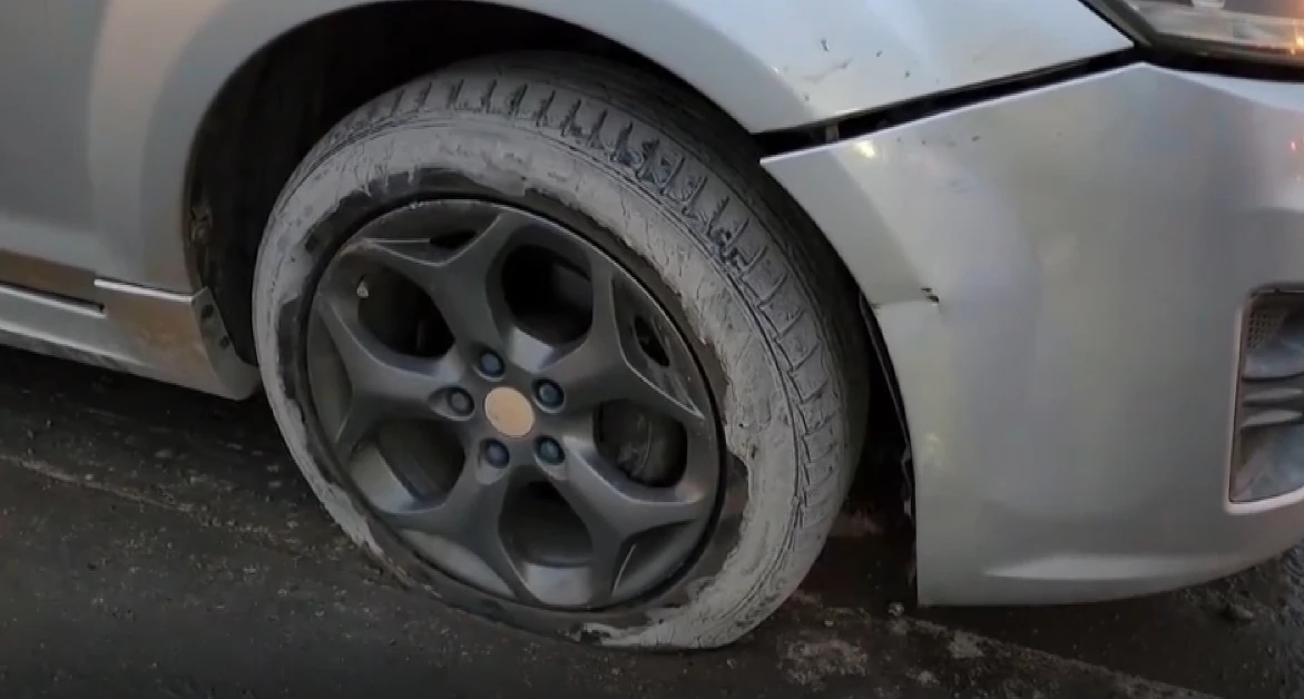 ซ้ำซาก “หลุมใหญ่” ผุดกลาง “ถ.พระราม 2” สุดอันตราย ทำรถตกยางแตกเพียบ