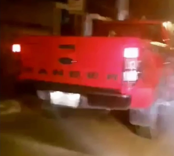 วงจรปิดวินาทีชีวิต กระบะคลั่งชนจยย. ลากไกล 350 ม. หวิดดับ ตร.เร่งล่าตัว - คลิป