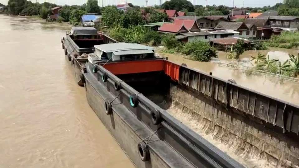 ระทึก!!! เรือโป๊ะบรรทุกสินค้าชนใต้สะพานกลางแม่น้ำเจ้าพระยาเมืองกรุงเก่า