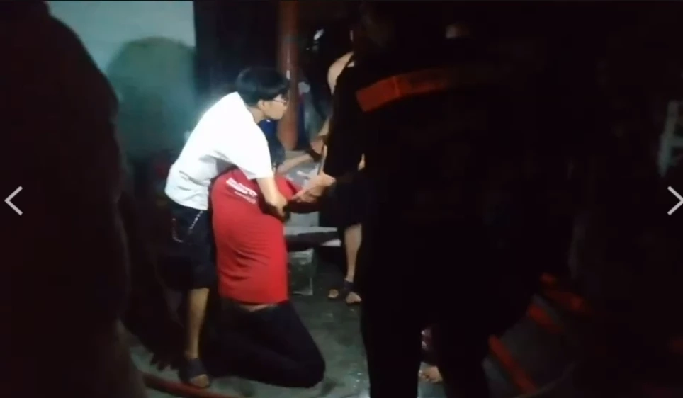 ระทึก หนุ่มคลั่งเห็นบ้านไฟไหม้ วิ่งฝ่ากองเพลิงเข้าไป ชาวบ้านต้องลากออกมา