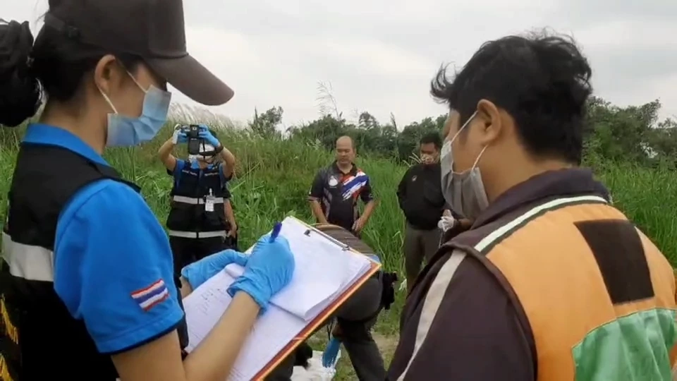 พบศพเสียชีวิตปริศนา ในป่าหญ้าอ.บ่อวิน มีรอยสักคำว่า"LOSO"ที่หัวไหล่ขวา