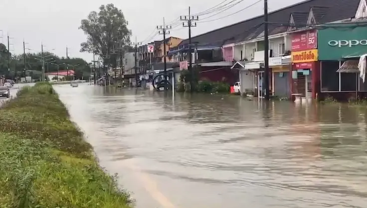 ผู้ว่าฯ พังงา สั่งด่วนทุบเกาะกลางถนน ต้นเหตุทำน้ำท่วมไม่คลี่คลาย