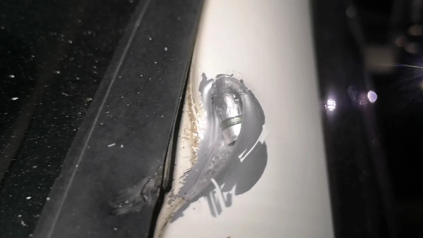 รอดปาฏิหาริย์! คนร้ายใช้อาวุธสงครามถล่มรถพรุนทั้งคัน 2 หนุ่มบาดเจ็บ