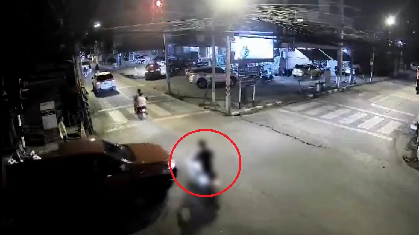 วงจรปิดวินาทีชีวิต กระบะคลั่งชนจยย. ลากไกล 350 ม. หวิดดับ ตร.เร่งล่าตัว - คลิป