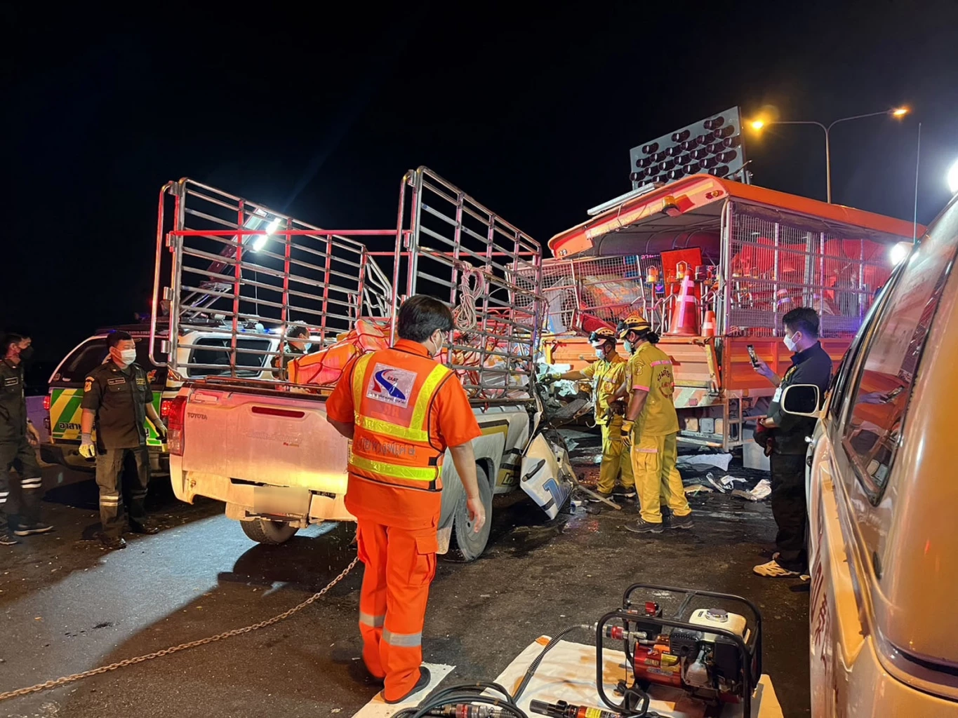 สุดสยอง! กระบะซิ่งแข่งทางด่วนบูรพาวิถี เสย 6 ล้อตีเส้นจราจร ดับ 1 สาหัส 4