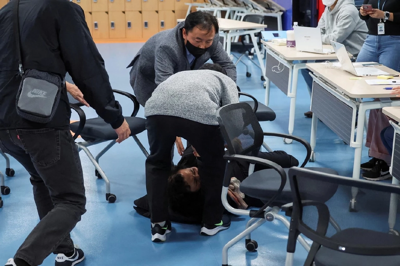 บรรดาญาติของผู้สูญหายเข้าแจ้งต่อเจ้าหน้าที่ บางรายถึงกับเป็นลม