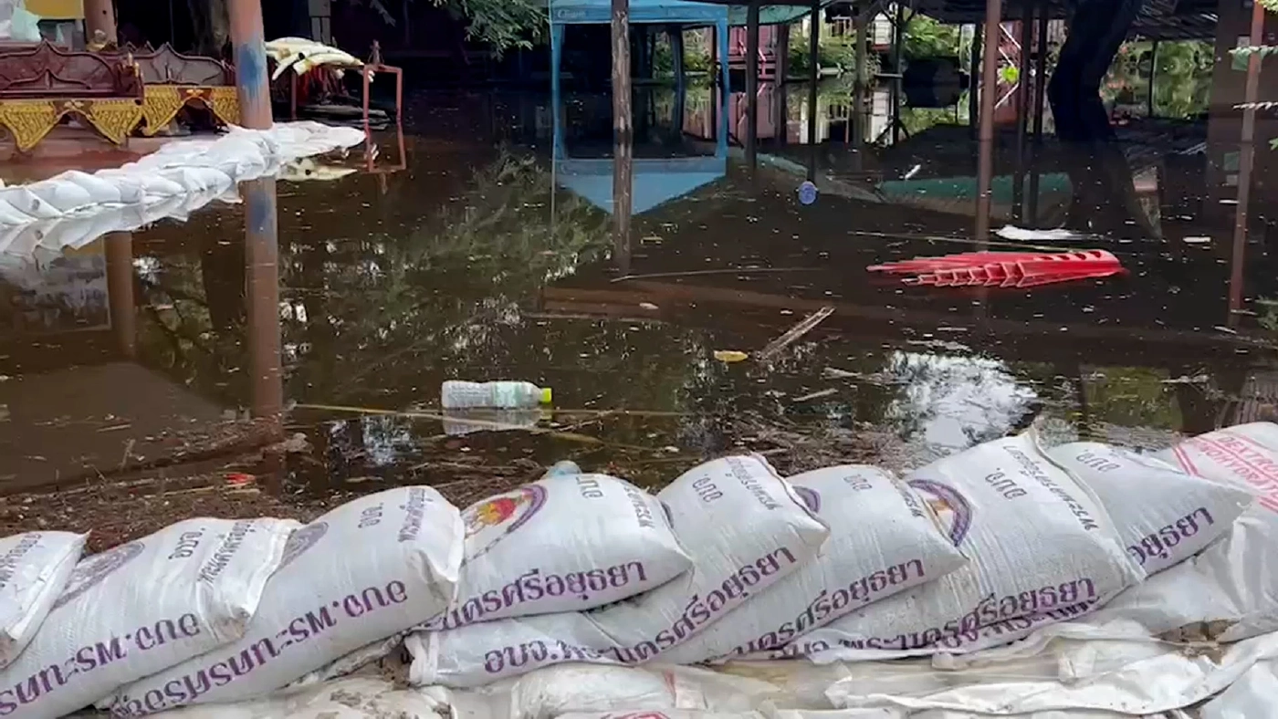 แม่น้ำลพบุรี จ่อท่วมเพนียดอยุธยา เตรียมย้ายช้างนับร้อยเชือกหนีน้ำ