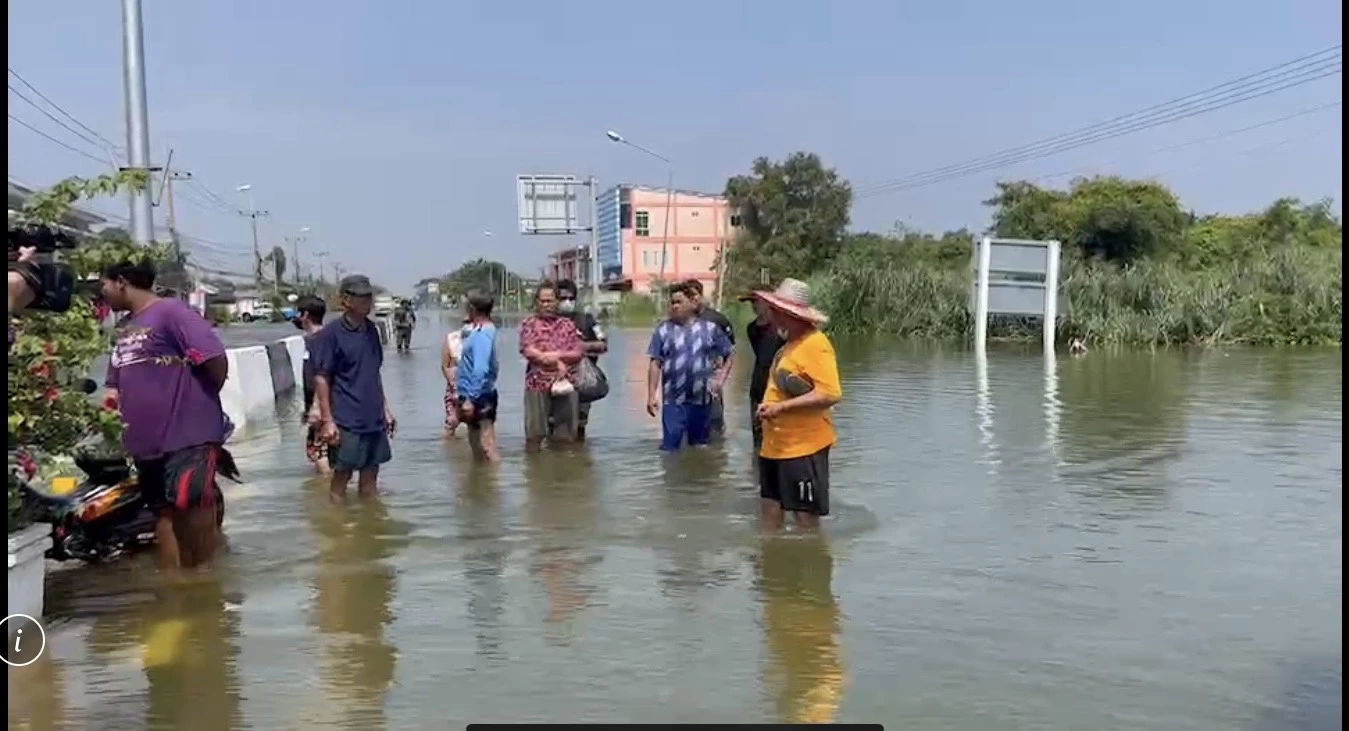 ชาวบ้านอ่างทอง ลุกฮือพัง"แบริเออร์"กลางถนน หลังบ้านท่วมมิดหลังคา (คลิป)