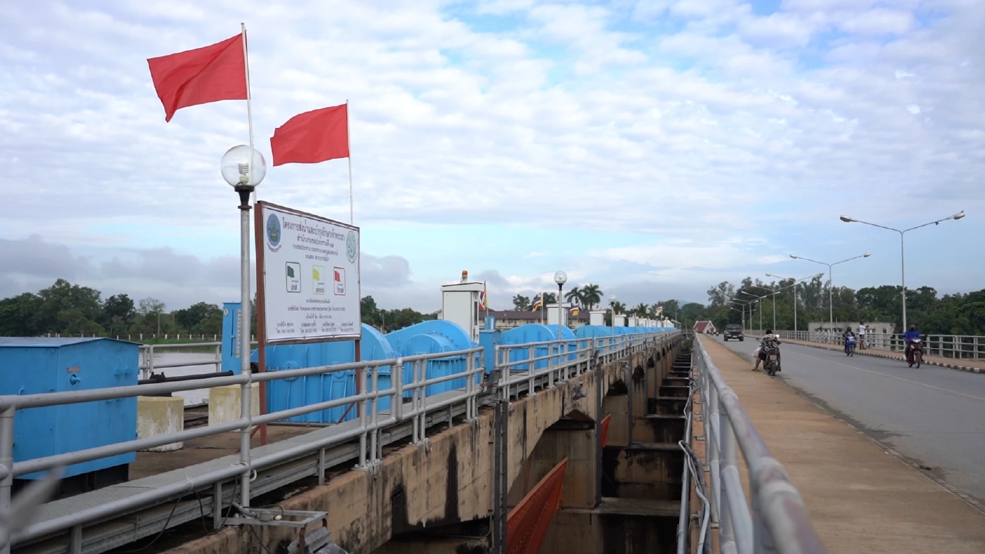 เขื่อนเจ้าพระยาขึ้นธงแดง เตือนประชาชน เร่งระบายน้ำ 3,000 ลบ.ม./วินาที