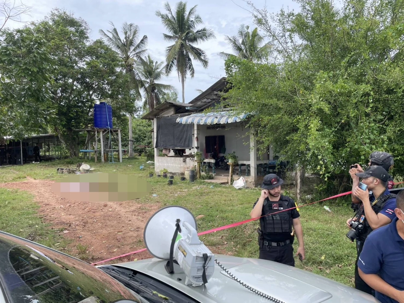 ด่วน!! วิสามัญโจรใต้ หลังเข้าปิดล้อมเจรจาไร้ผล ดวลปืน จนท.เจ็บ 2 (มีคลิป)