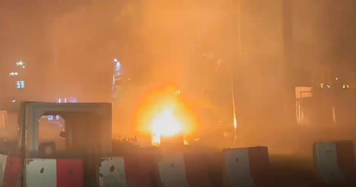 ระทึก ! ไฟฟ้าลัดวงจร ระเบิดหน้าปั๊ม NGV  จนท.เร่งควบคุม