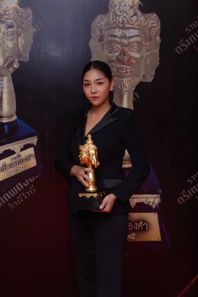 กองทัพคนบันเทิงคุณภาพ เข้าร่วมรับ “รางวัลตรีเทพทองคำ 2565”