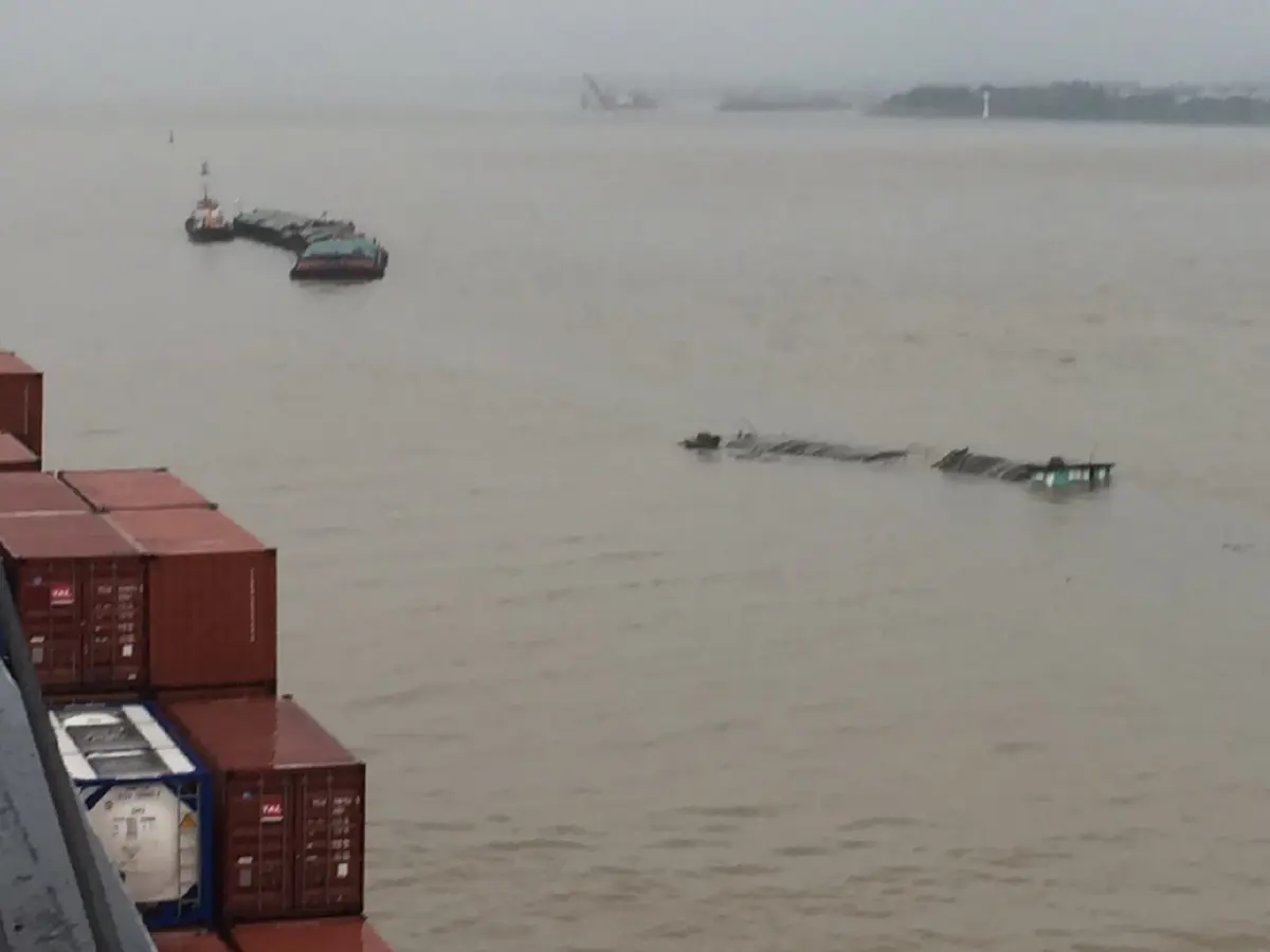 ระทึก!! เรือเดินสมุทร พุ่งชนเรือขนแผ่นเหล็กม้วน จมทะเล (มีคลิป)