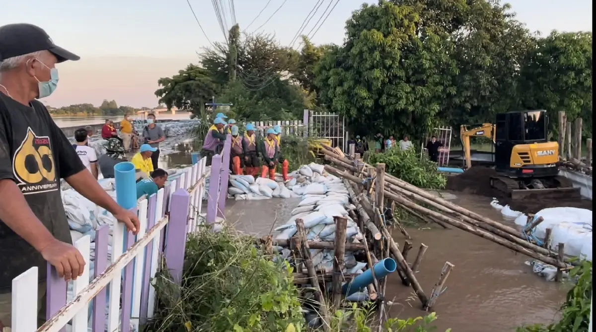 ลุ้นระทึก  "วัดไชโย" น้ำทะลักทะลุใต้ถนน เจ้าหน้าที่เร่งอุดจ้าละหวั่น