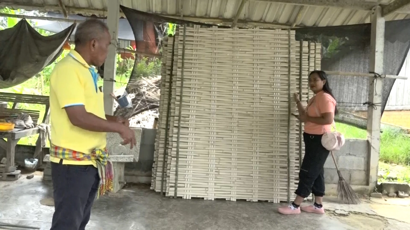 ชาวสวนยาง ผันตัวทำ “ฝาสานไม้ไผ่” สร้างเงินแสน