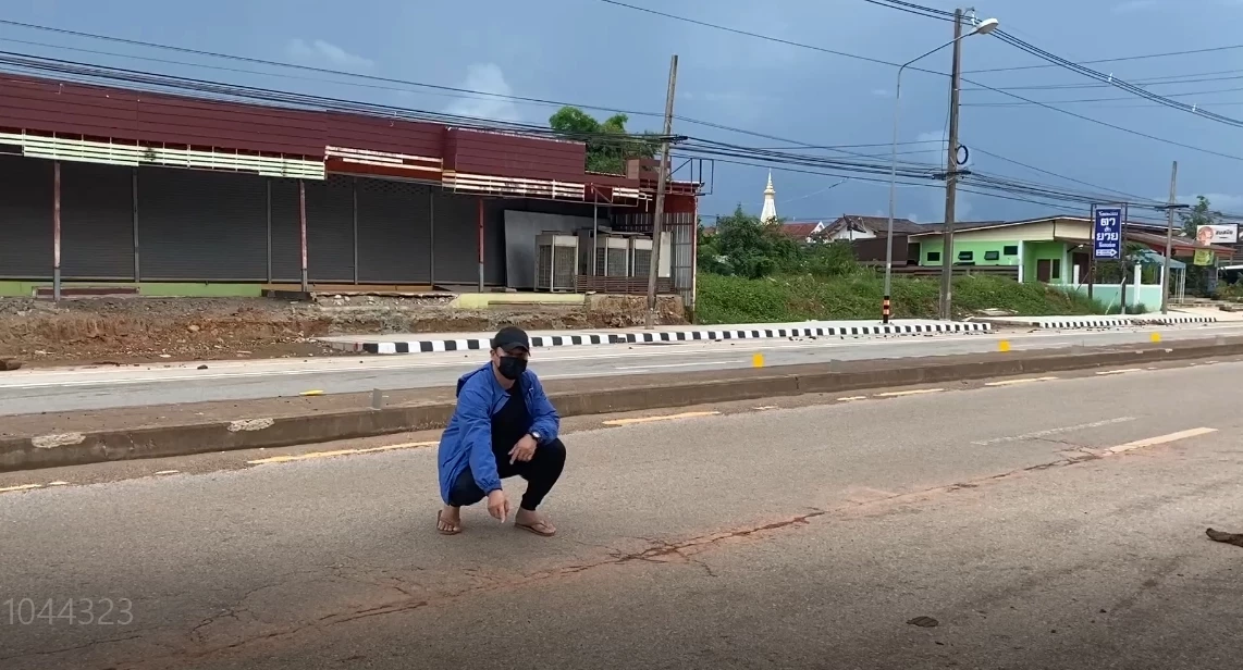 ถนนชุ่ยเป็นเหตุ !  เปิดคลิปนาทีชีวิต “เด็ก 14“  ขี่จยย. ตีลังกาไถลไกล 50 เมตร