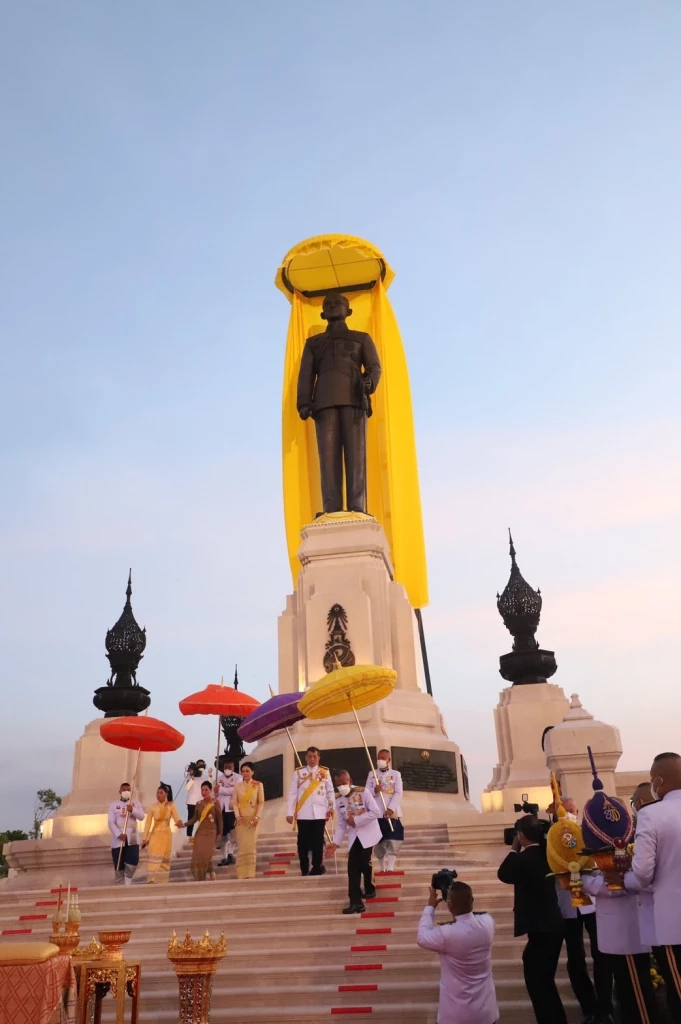 "ในหลวง พระราชินี" ทรงเปิด "พระบรมราชานุสาวรีย์รัชกาลที่ 9"