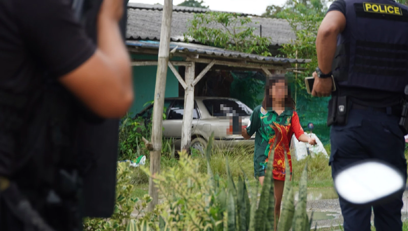 หนุ่มหลอนยาจับเพื่อน-ลูกสาวเป็นตัวประกัน ชิงรถตร.ขับหนี จนท.ยิงสกัดจนมุม