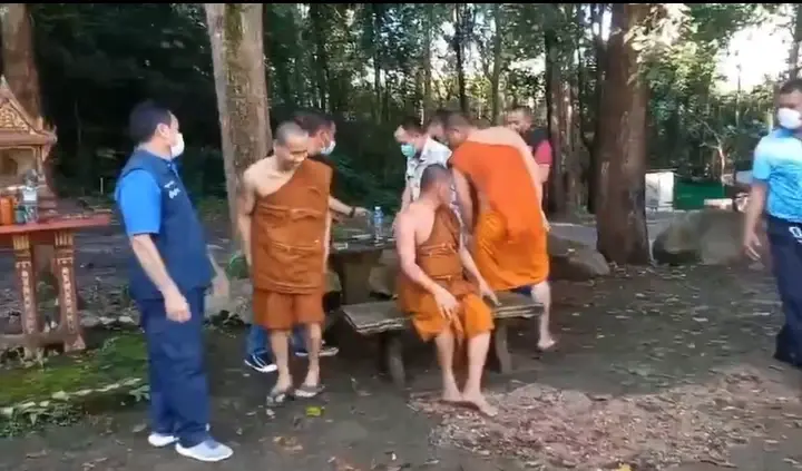 นอภ.แกลง บุกรวบ 5 พระเขมรจอมแสบ พี้ยา - บิณฑบาตรับแต่เงิน วิ่งหนีจีวรปลิว