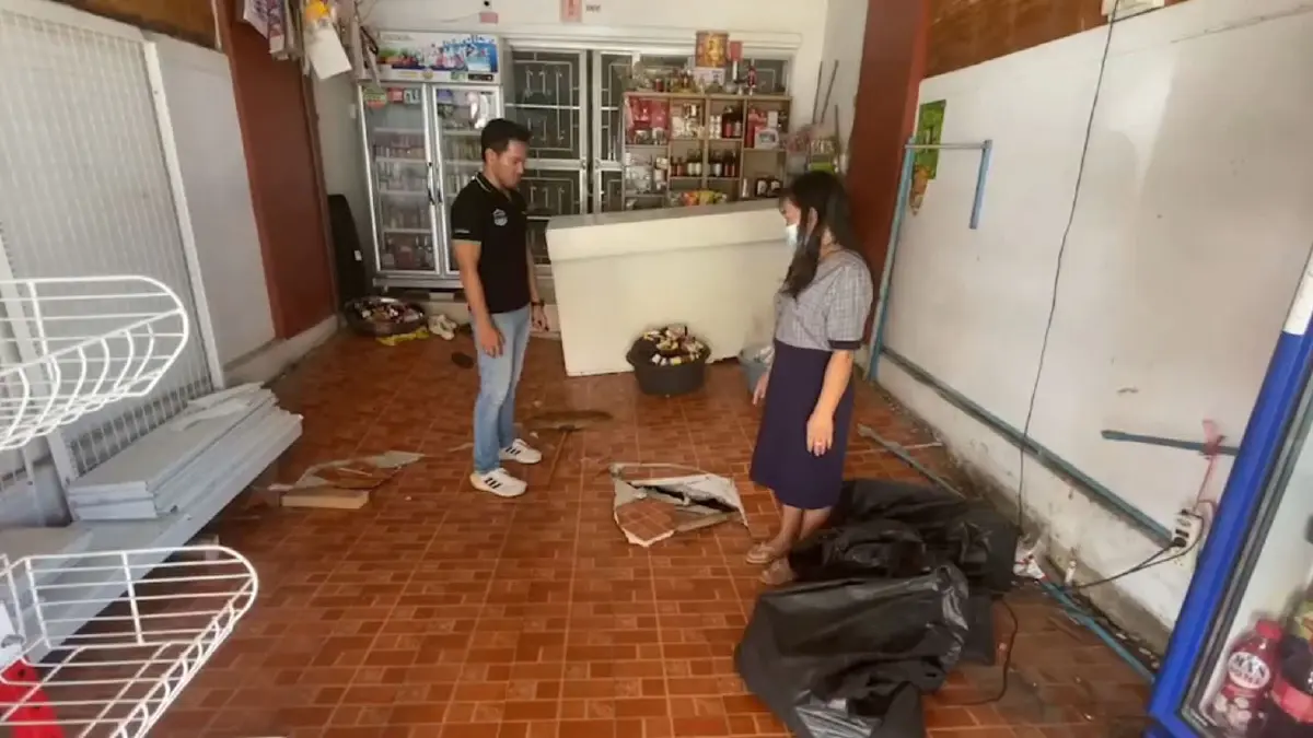 ชาวบ้านสมุทรปราการ ผวาบ้านทรุดตัว พบเป็นบ่อปลาเก่า (มีคลิป)