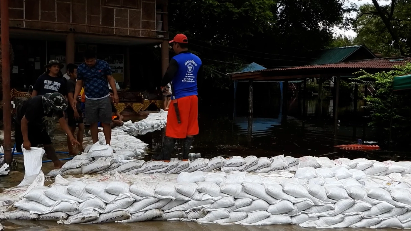 แม่น้ำลพบุรี จ่อท่วมเพนียดอยุธยา เตรียมย้ายช้างนับร้อยเชือกหนีน้ำ