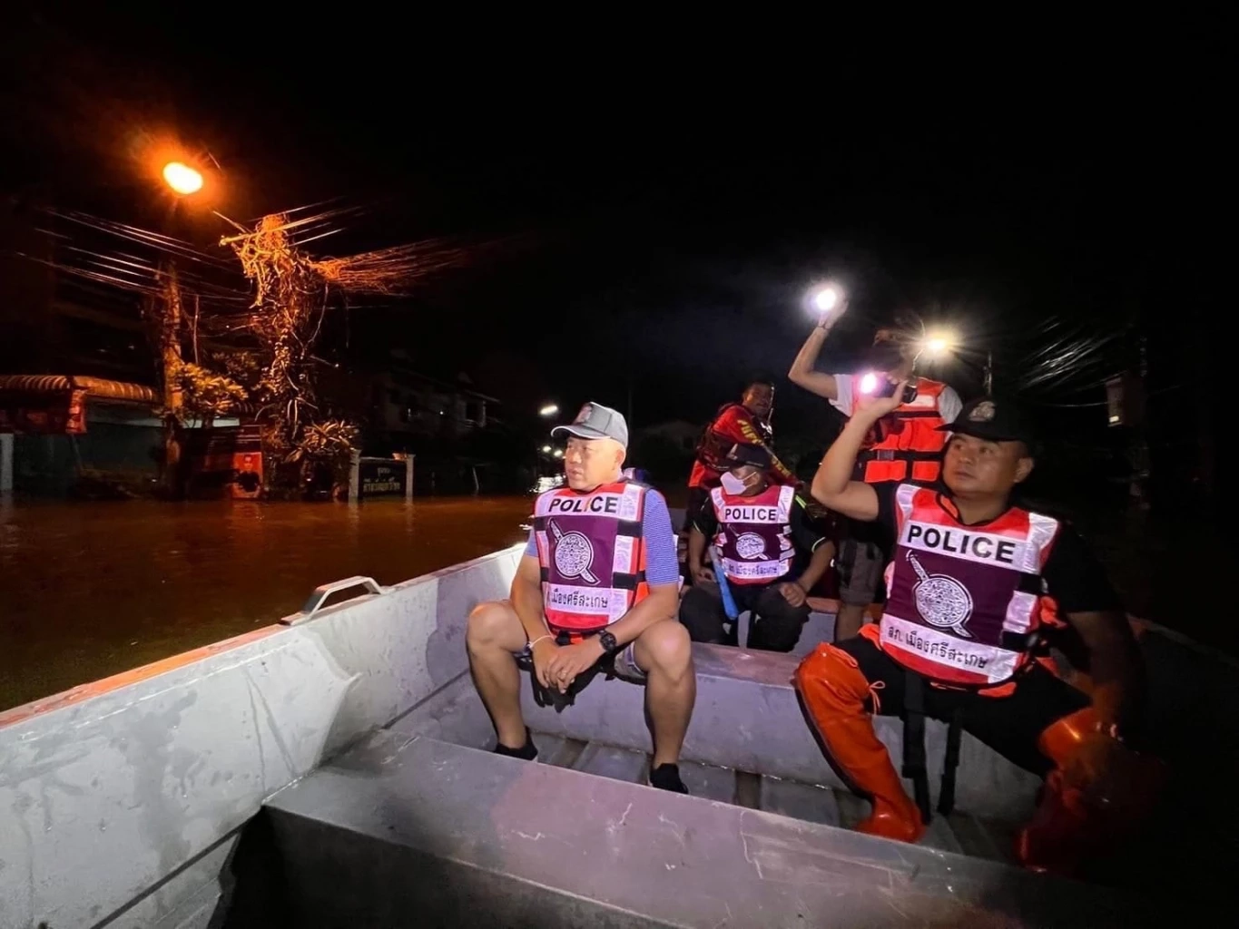 ผบ.ตร.สั่ง ตชด.ลงเรือออกตระเวนดูแลประชาชนถูกน้ำท่วม