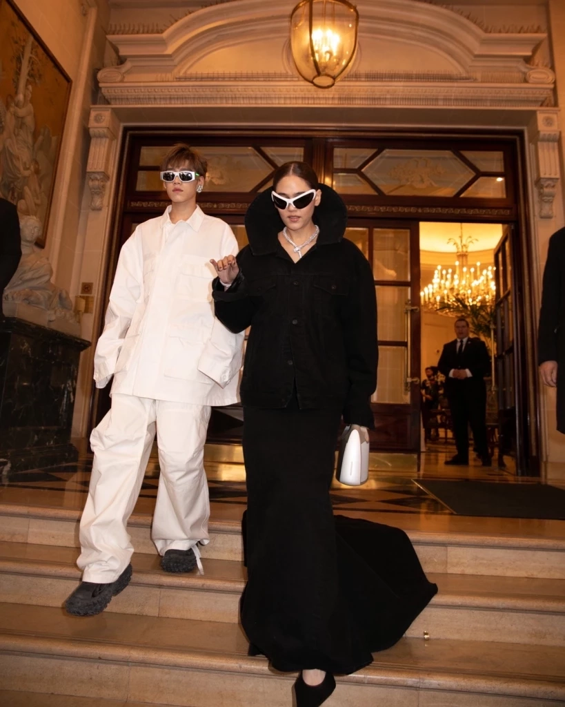 พีพี กฤษฏ์ ควง ชมพู่ อารยา ชมโชว์ 2 แบรนด์ดังระดับโลกใน Paris Fashion Week