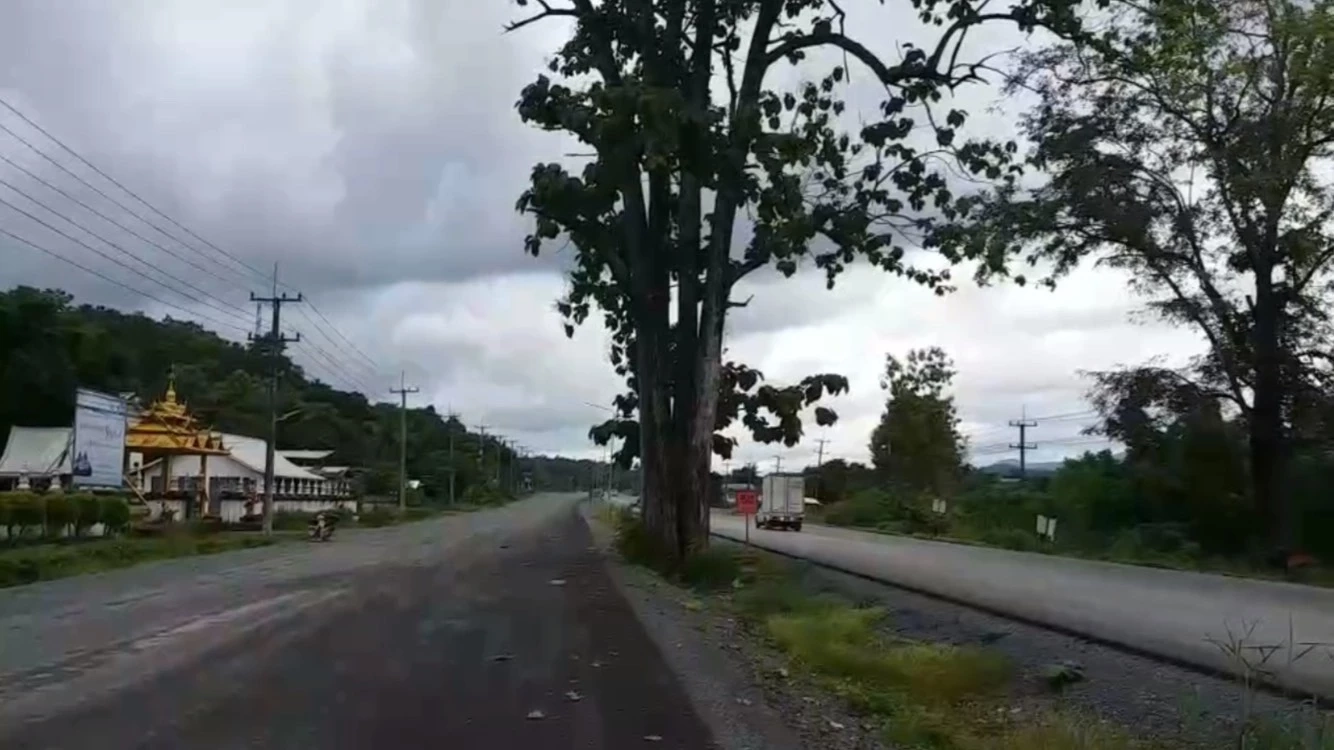 "พายุโนรู" ถล่ม อ.เด่นชัย เสาไฟฟ้าแรงสูงล้ม 13 ต้น ทับรถเสียหายเพียบ (มีคลิป)