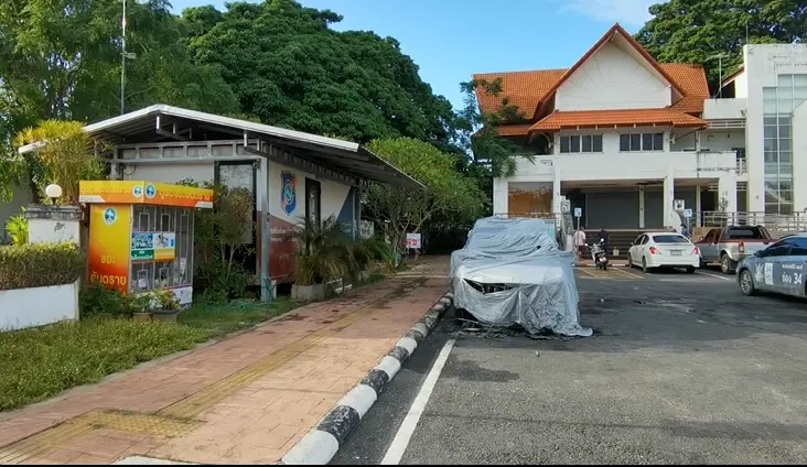 หนุ่มมีอาการทางประสาท ราดน้ำมันเผารถ ตร.ท่องเที่ยว มุกดาหาร (มีคลิป)