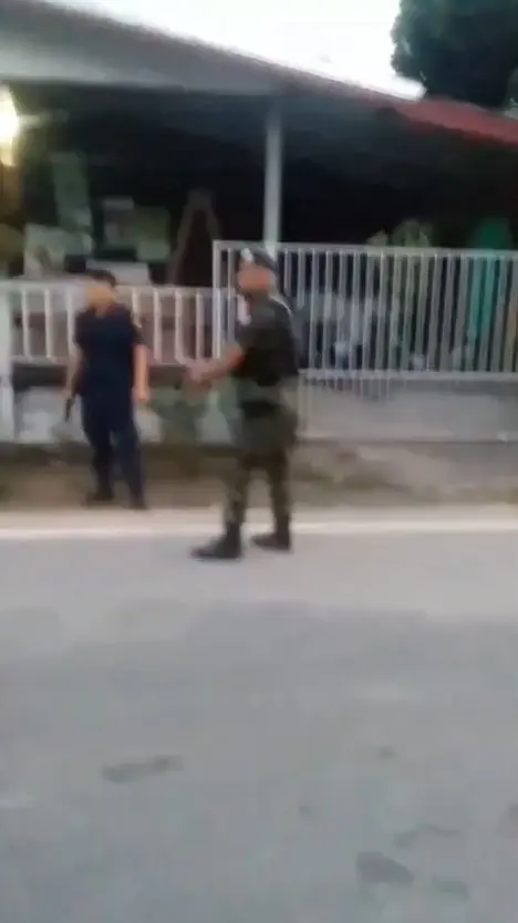 ชุลมุน! ผู้ใหญ่บ้านจับโจ๋พกปืนเข้างานกฐิน เพื่อนบุกชิงตัว ถูกกระบองฟาดสลบ