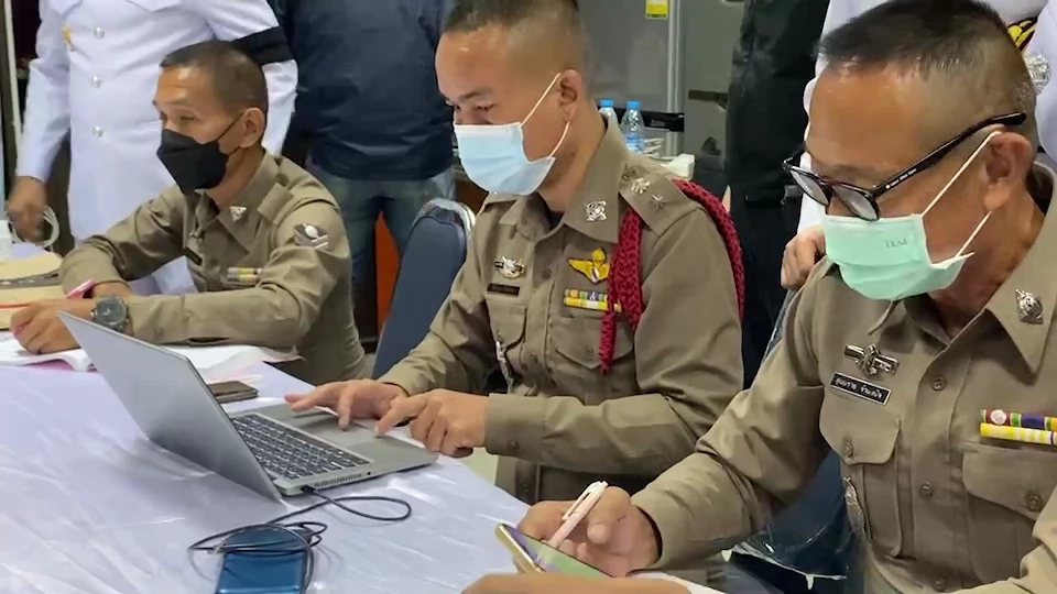 ตร.แถลง "นักข่าว CNN" ไม่มีเจตนาบุกรุก-เอาผิดเฉพาะวีซ่า นักข่าวไหว้ขอโทษคนไทย (คลิป)