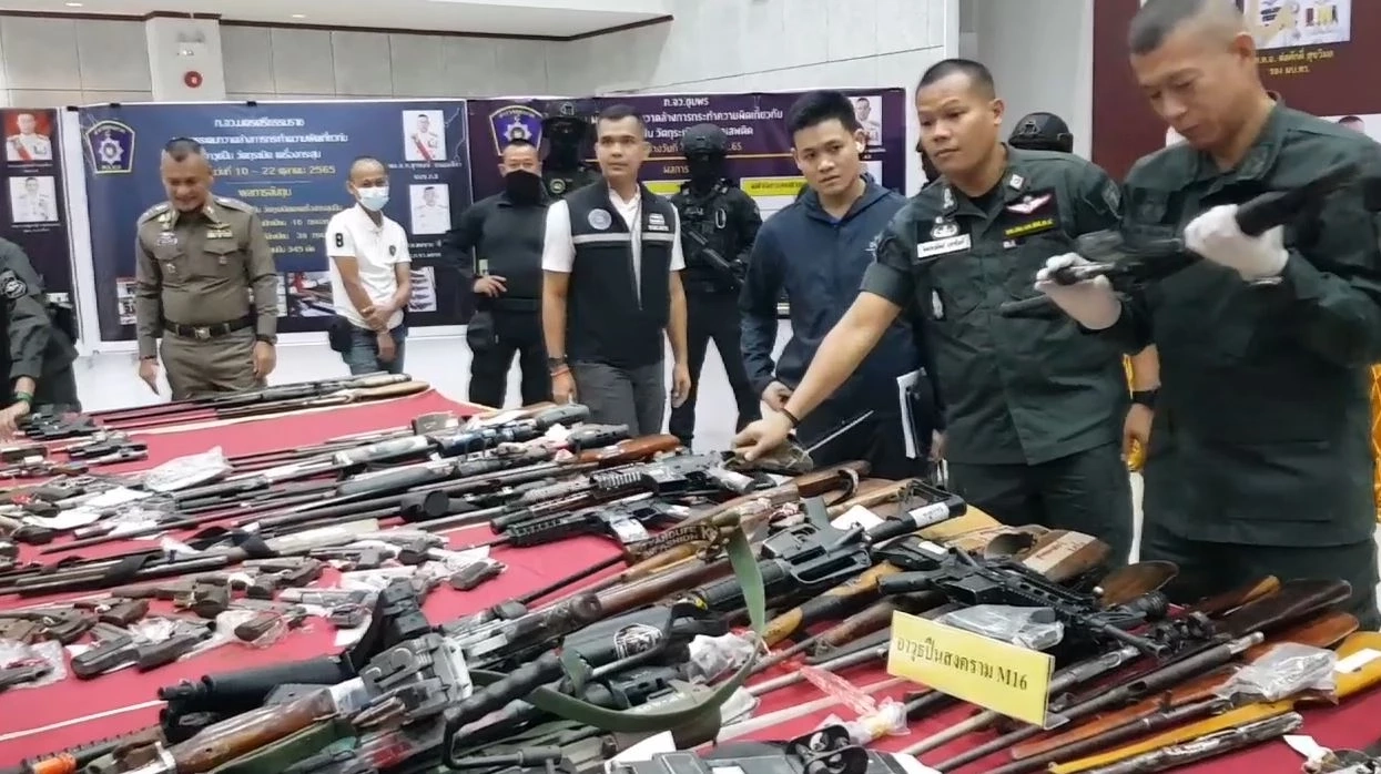 ผบช.ภ. 8 เผย ไล่ออก 2 ตำรวจ เกี่ยวข้องขโมยปืน ล่าสุดตามของกลางคืนได้แล้ว