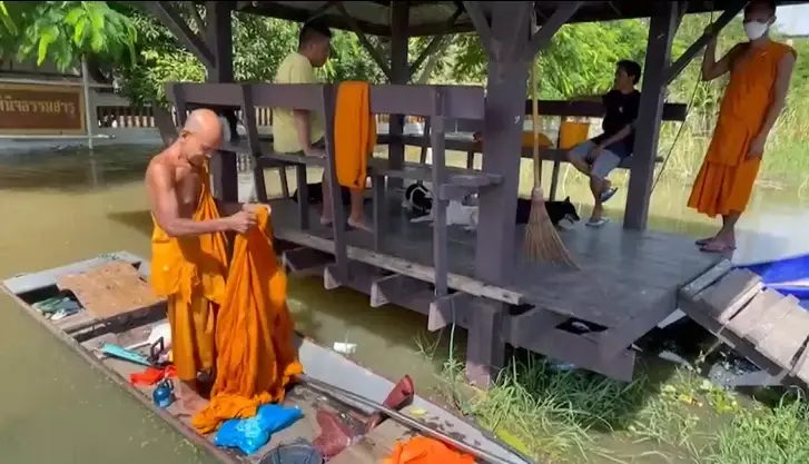 วัดริมเจ้าพระยาหนักท่วม กระแสน้ำพัดโลงเย็นปลิวหลุดประตู ลอยกลางวัด