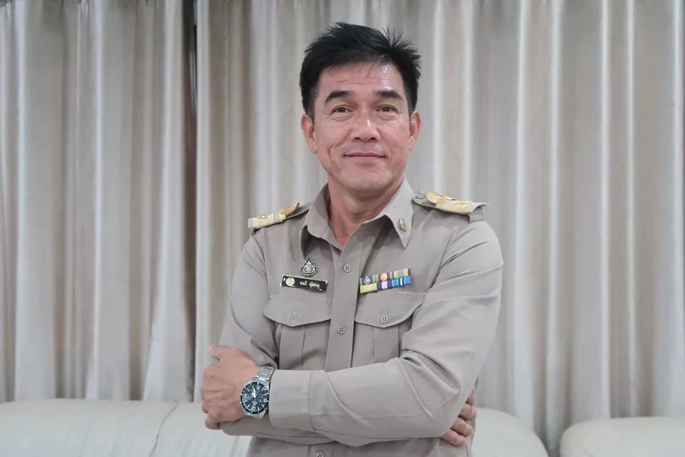 "นายชลธี นุ่มหนู" ผู้อำนวยการสำนักวิจัยและ พัฒนาการเกษตรที่ 6  (ผอ.สวพ.  6) 