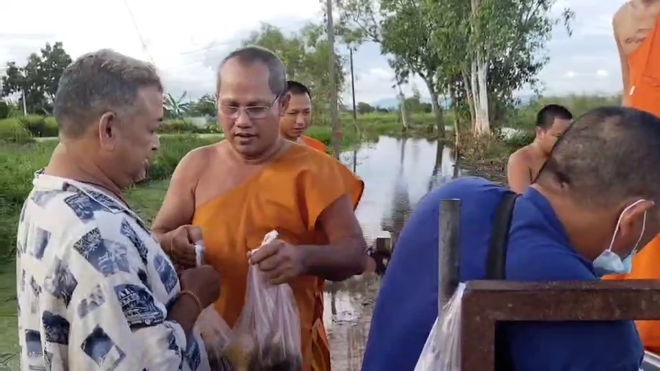 พระสงฆ์วัดศรีจุฬา ขนข้าวสารอาหารแห้งแจกญาติโยม บรรเทาทุกข์น้ำท่วม