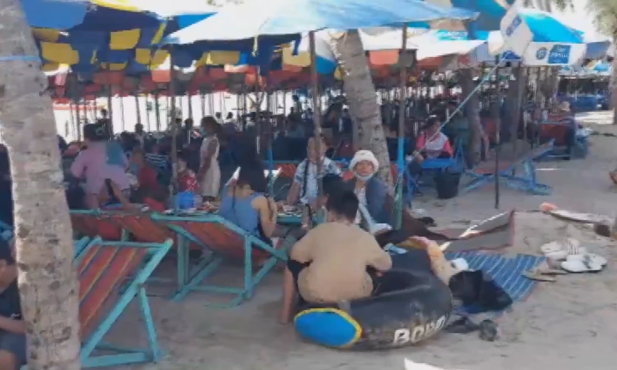 บางแสนแตก นักท่องเที่ยว แห่เล่นน้ำทะเล ช่วงวันหยุดยาว