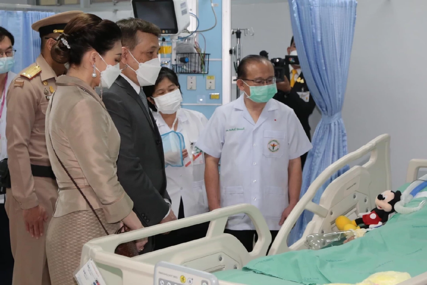 ในหลวง พระราชินี ทรงมีพระราชปฏิสันถาร ให้กำลังใจ และเศร้าพระทัย กับญาติผู้สูญเสียกับเหตุการณ์ ที่เกิดขึ้น