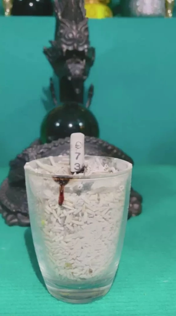 สิ้นสุดการรอคอย   "เลขเด็ดเลขดัง" แม่น้ำหนึ่ง จุดธูปบูชาปู่ หวยงวด 1/10/65