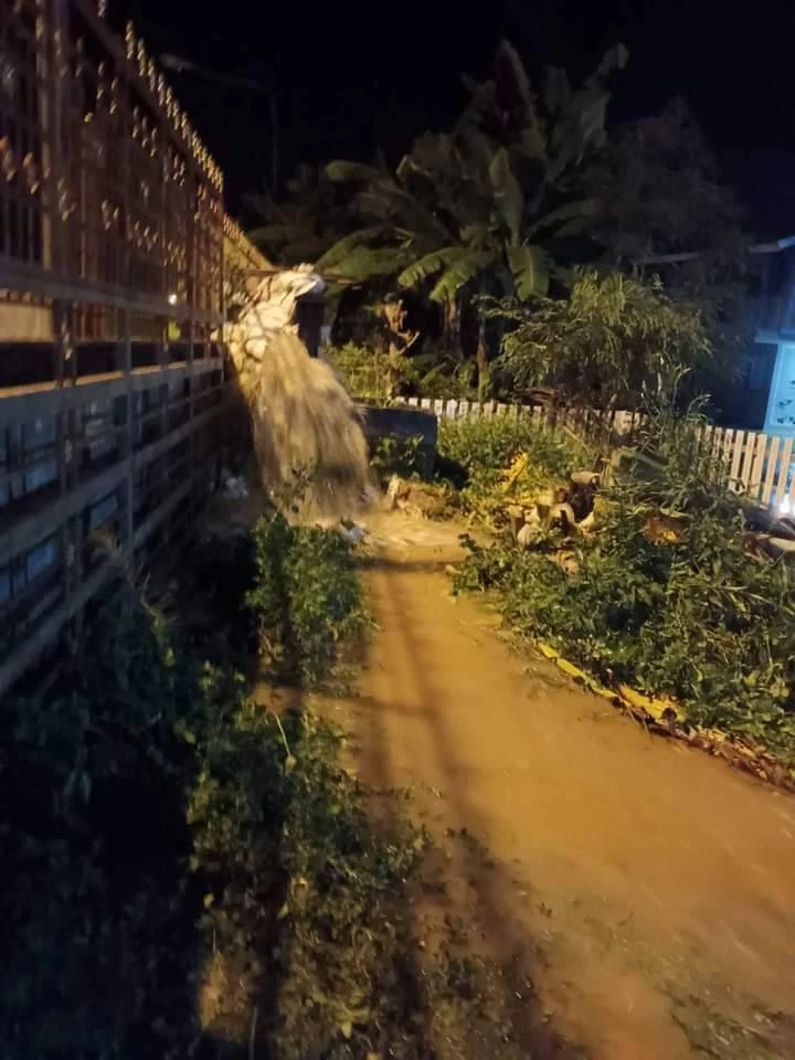 สุโขทัย ทุกฝ่ายเร่งออกมาช่วยเหลือป้องกันน้ำล้นเข้าท่วมพื้นที่เขตชั้นในตัวเมือง