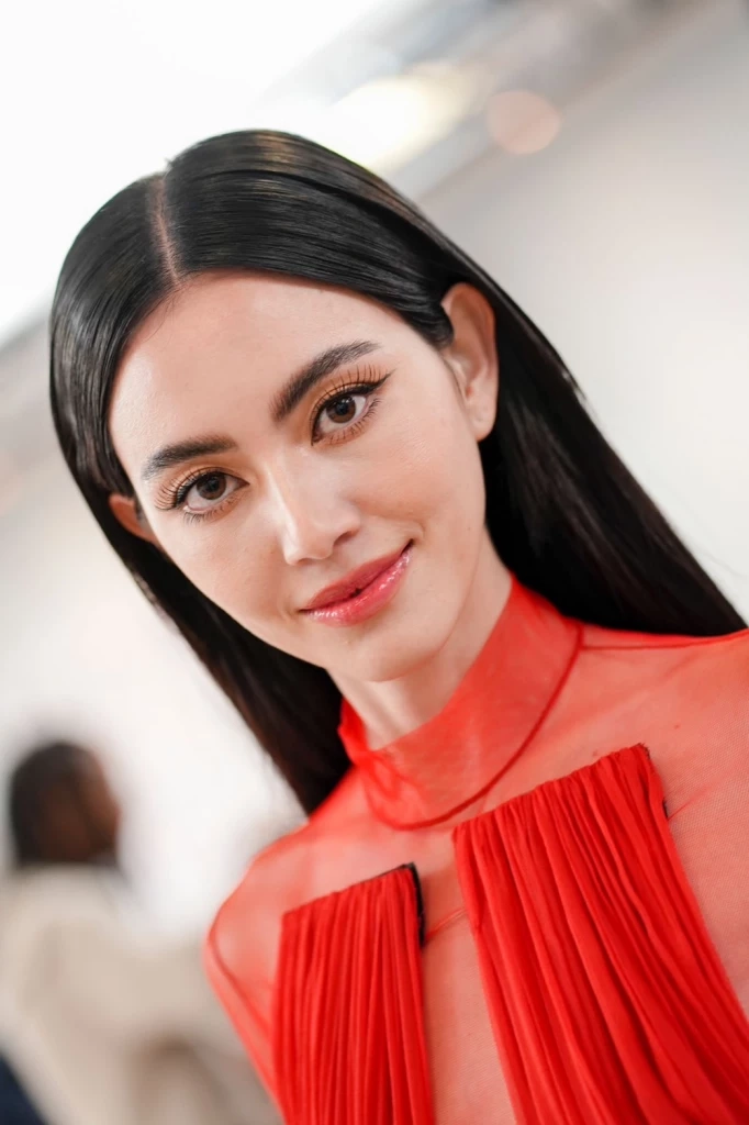 “ใหม่ ดาวิกา”  เฉิดฉายบนรันเวย์ ใส่ซีทรูโชว์หน้าท้องแบนราบ ประชันนางแบบโลก