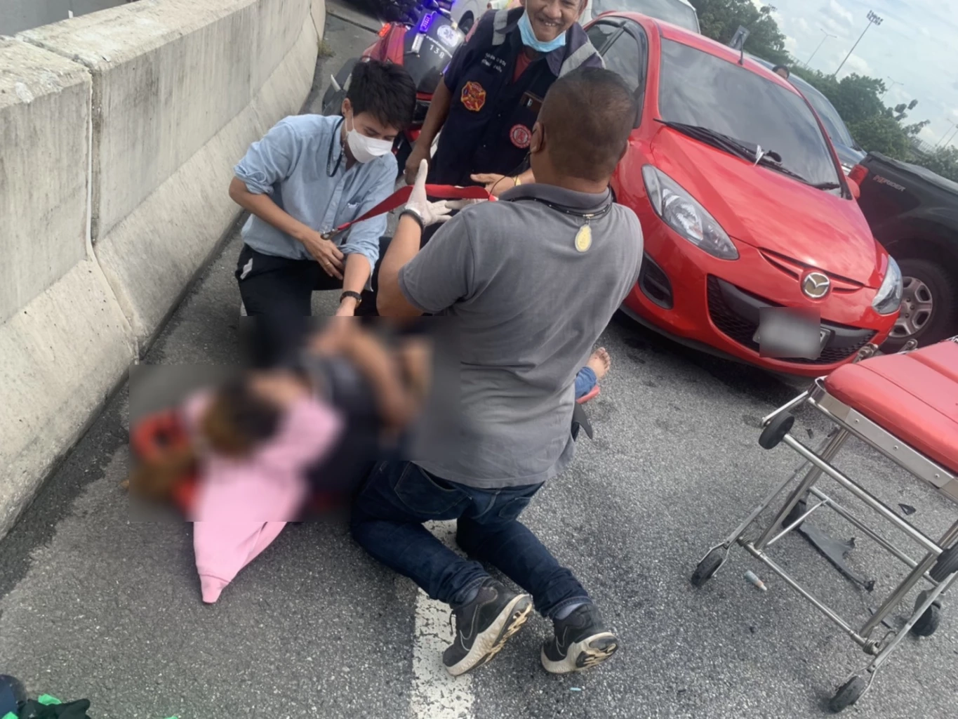 นึกว่าสะพานกลับรถ ซิ่งจยย.ย้อนศรขึ้นทางด่วน ประสานงากระบะดับ 1 สาหัส 1 (คลิป)