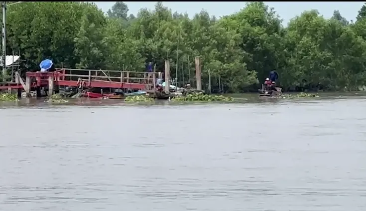 เรือประมงพื้นบ้าน เจอคลื่นซัดคว่ำกลางคลองยี่สาร ลูกเรือมุดน้ำรอด 6 หาย 1